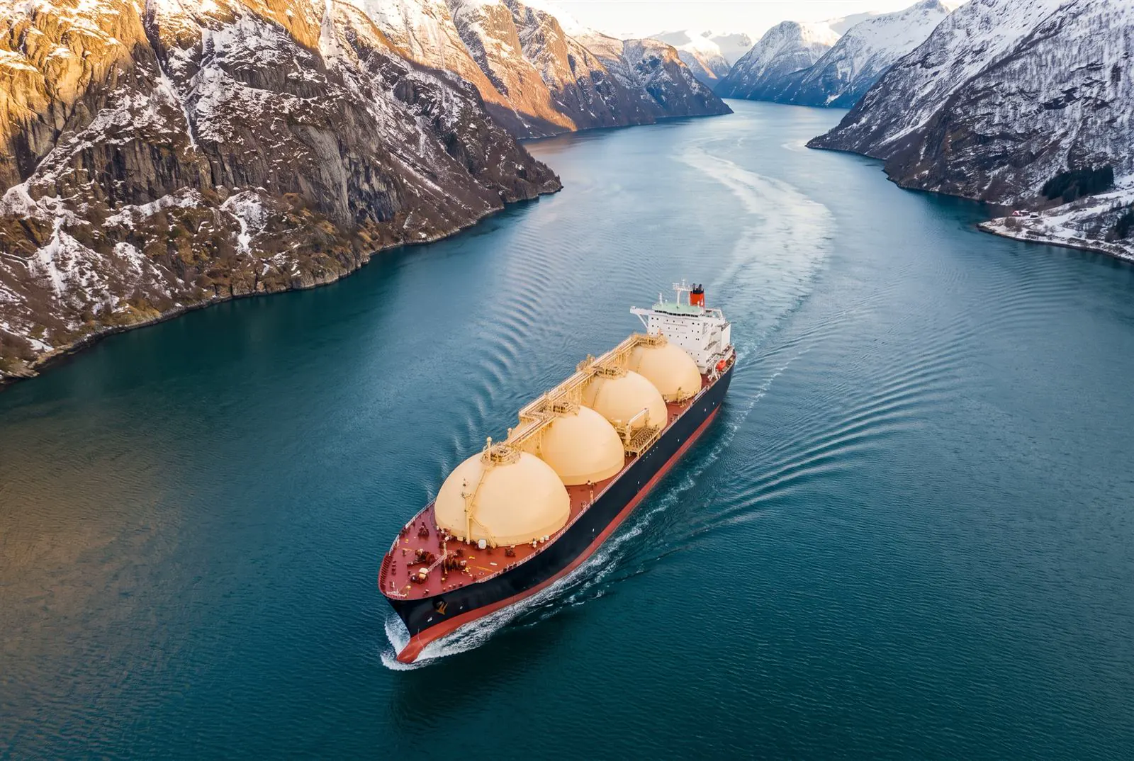 LNG-skip på vei gjennom en norsk fjord