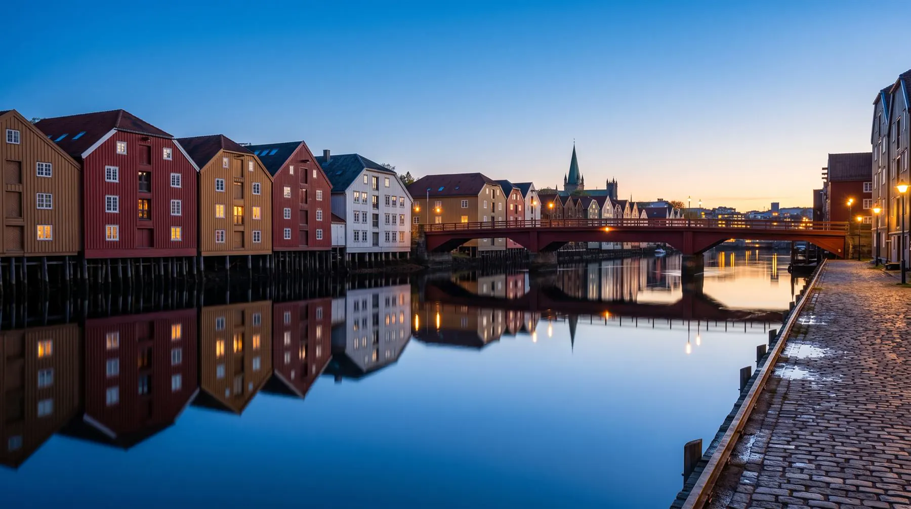 Bryggene langs Nidelva i Trondheim i blåtimen